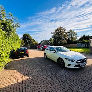 Acorn Lodge Hotel Gatwick & Parking